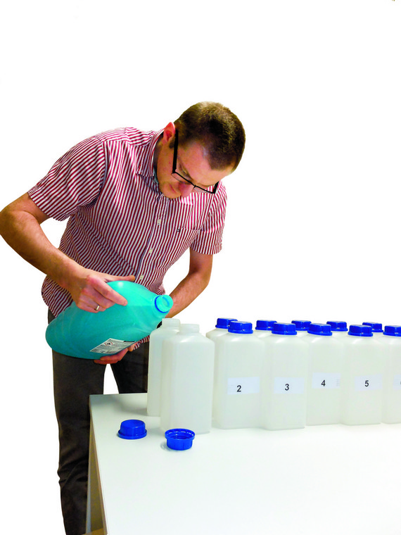„Ślepy” test: każdy płyn został wlany do dwóch jednakowych, szczelnych, plombowanych butelek i wysłany do laboratorium 