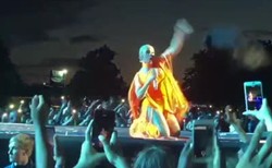 Cardi B poniosły emocje podczas koncertu . Artystka rzuciła peruką w tłum, teraz chce ją odzyskać [WIDEO]