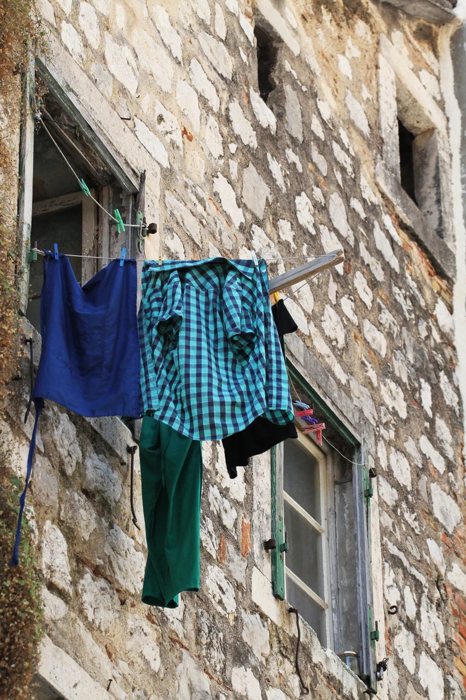 Neretko možete da vidite da garderoba viri sa prozora