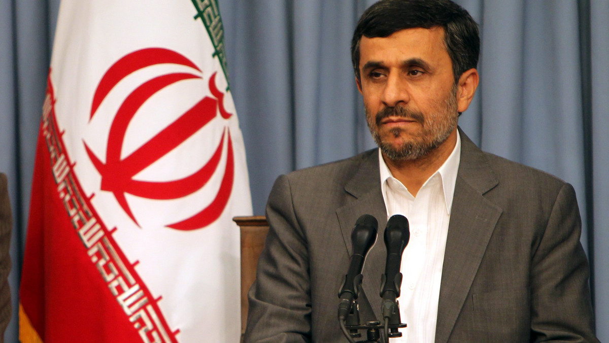 Prezydent Iranu Mahmud Ahmadineżad zrezygnował z pełnienia obowiązków ministra do spraw ropy naftowej, mianując na to stanowisko Mohammada Aliabadiego - poinformowała państwowa telewizja irańska.