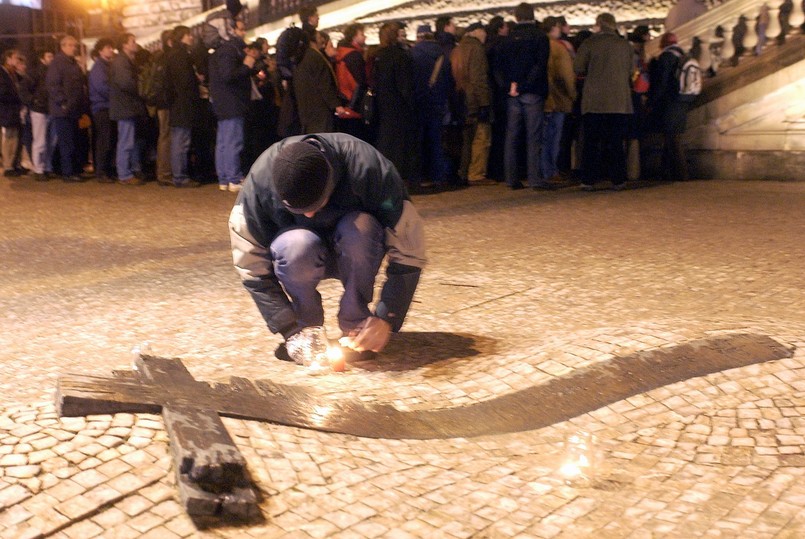 Jan Palach - brązowy krzyż na miejscu samospalenia