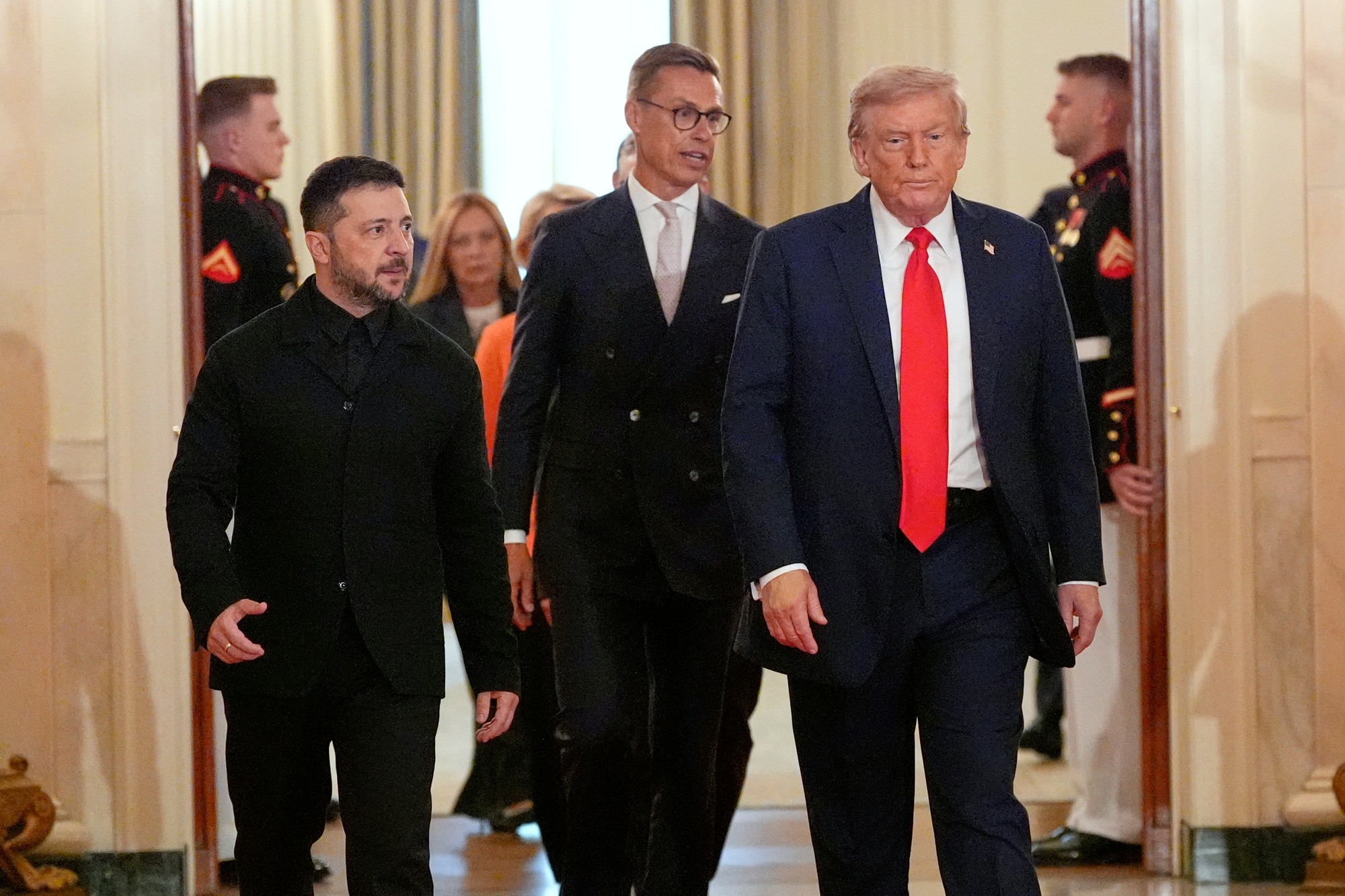 Ukrajinský prezident Volodymyr Zelenskyj (zľava), fínsky prezident Alexander Stubb a prezident Donald Trump.