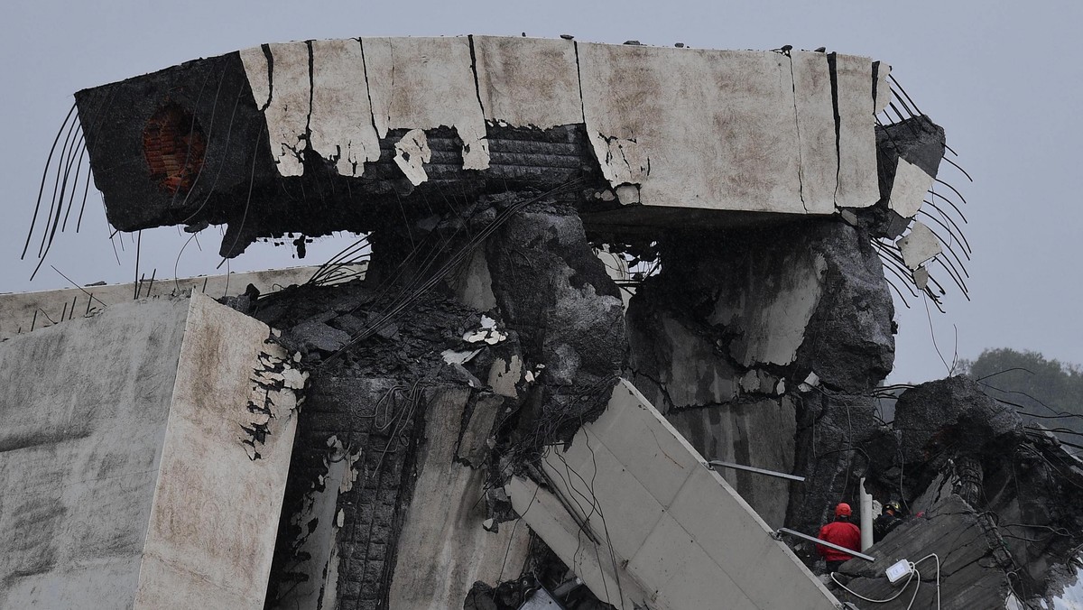 Nieznana jest jeszcze liczba zabitych w rezultacie zawalenia się długiego fragmentu wiaduktu na autostradzie w Genui, na północy Włoch we wtorek w południe - informują ekipy ratunkowe. W gruzach leży około 10 samochodów. W sieci zamieszczono zdjęcie sprzed katastrofy.