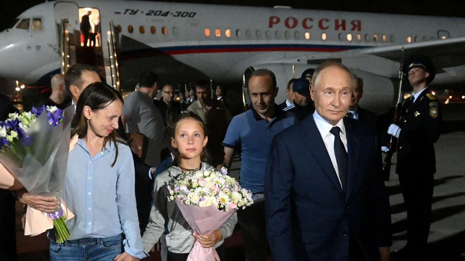 Predsednik Rusije Vladimir Putin dočekao je ruske tajne agente - Artjoma Dulceva i Anu Dulcevu, i njihovu decu u Moskvi u razmeni zatvorenika između Rusije i zapadnih država 2024. | Foto: Sputnik/Mikhail Voskresensky/Pool via REUTERS