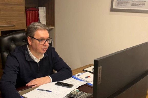 Vučić objavio fotografiju iz kancelarije: "Srećan sam što ljudi slave, ja ostajem da analiziram rezultate izbora"