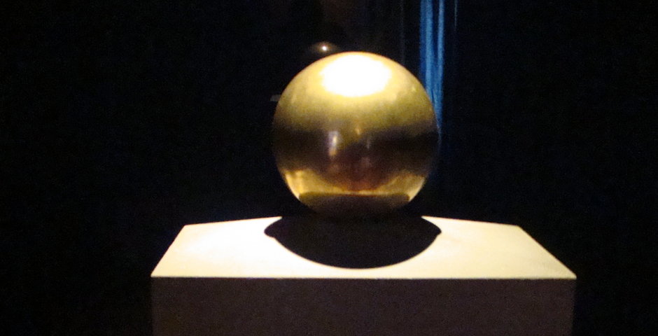 Pozłacana urna z prochami Tesli w jego ulubionym kształcie geometrycznym - kuli. Znajduje się w Muzeum Nikoli Tesli w Belgradzie