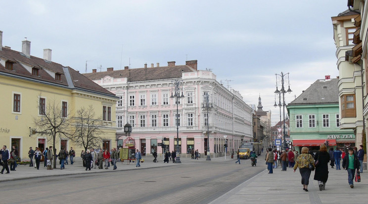 Széchenyi utca és Kazinczy utca kereszteződése Miskolcon / Fotó: Wikipédia