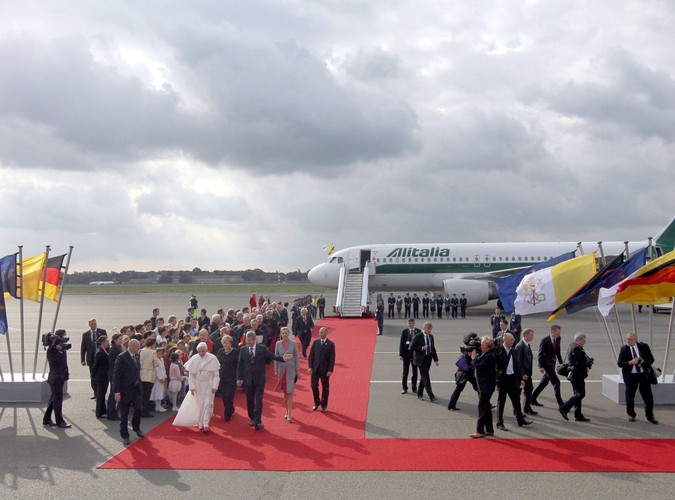 Powitanie Benedykta XVI na lotnisku w Berlinie