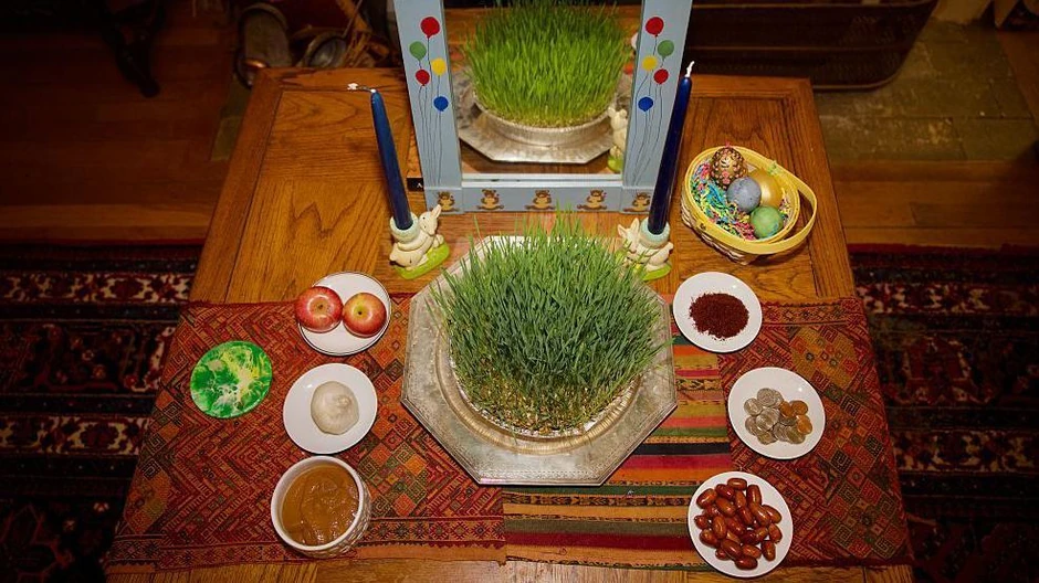 Tradicionalni sto za Novruz, Haft-Sin, sa rasporedom sedam simboličnih predmeta čija imena počinju slovom „S“ | Foto: Amid FARAHI / AFP via Getty Images