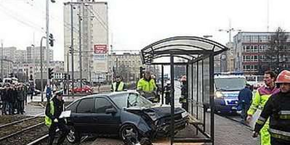 Opel wjechał w przystanek. 3 osoby ranne