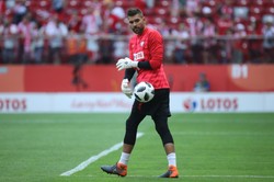 Bartosz Białkowski: Na treningi przyjeżdżamy w swoich ubraniach. Z toalet nie korzystamy