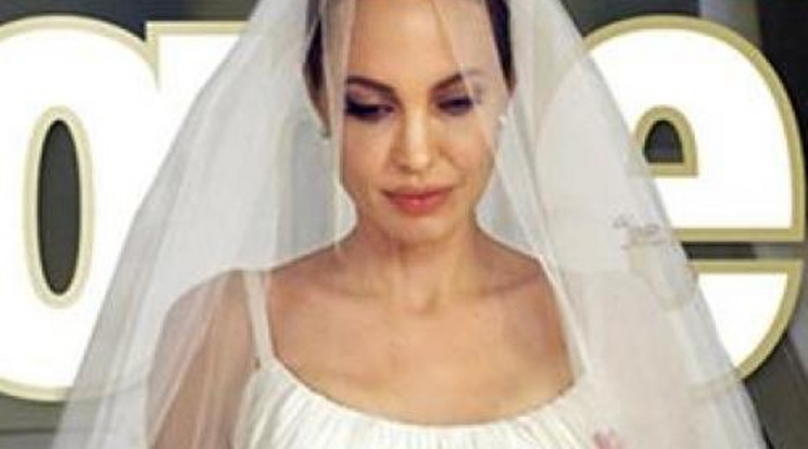 Gyermekei rajzai díszítették Angelina Jolie esküvői ruháját 