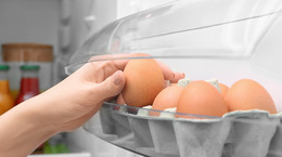 Nie trzymaj jajek na drzwiach lodówki!