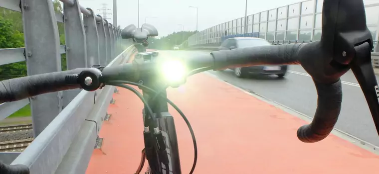 Rowerowe oświetlenie do jazdy w dzień: małe, lekkie i ... widoczne z dwóch kilometrów