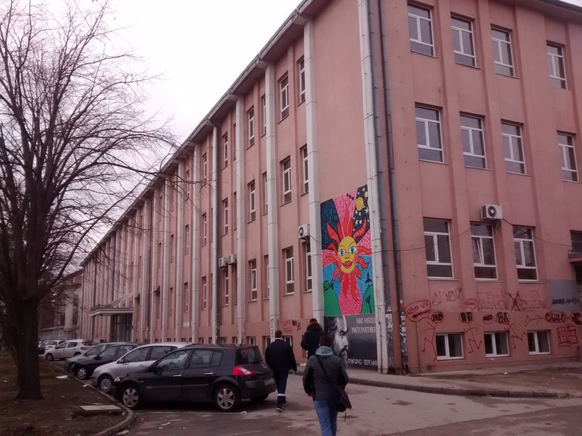 Učenik drugog razreda Prve tehničke škole u Kragujevcu onesvestio se nakon udarca pesnicom od učenika starijeg razreda