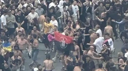 skandal na stadionie narodowym! flaga upa w tłumie, poseł grzmi: „won