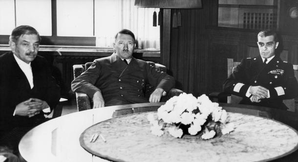 Adolf Hitler podczas spotkania z francuskim premierem Pierre’em Lavalem (z lewej) i włoskim podsekretarzem stanu Giuseppe Bastianinim, Berghof, 29 kwietnia 1943 r.