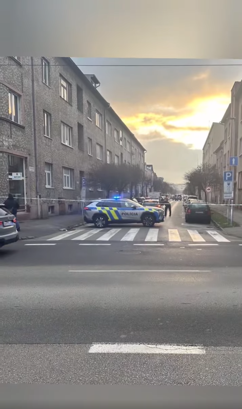 Polícia zasahuje v Žiline pre podozrenie na únik neznámej látky.