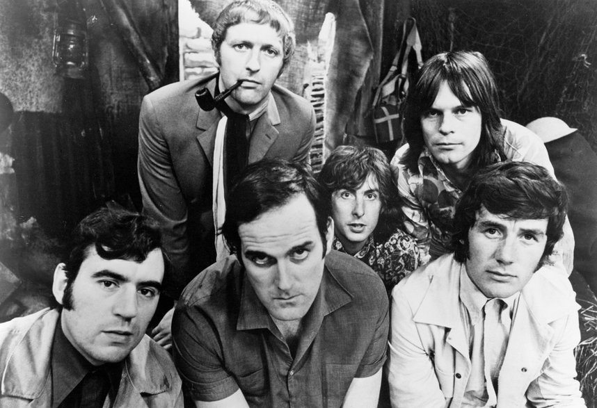 Monty Python w 1969 r. Od lewej: Terry Jones, Graham Chapman, John Cleese, Eric Idle, Terry Gilliam i Michael Palin