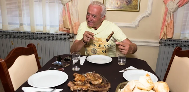 KOLEGINICA GA JE OPTUŽILA ZA POKUŠAJ NAPASTVOVANJA, a Era Ojdanić se grčevito branio! "Nek se odluči da li sam SILOVATELJ ILI HOMOSEKSUALAC!"