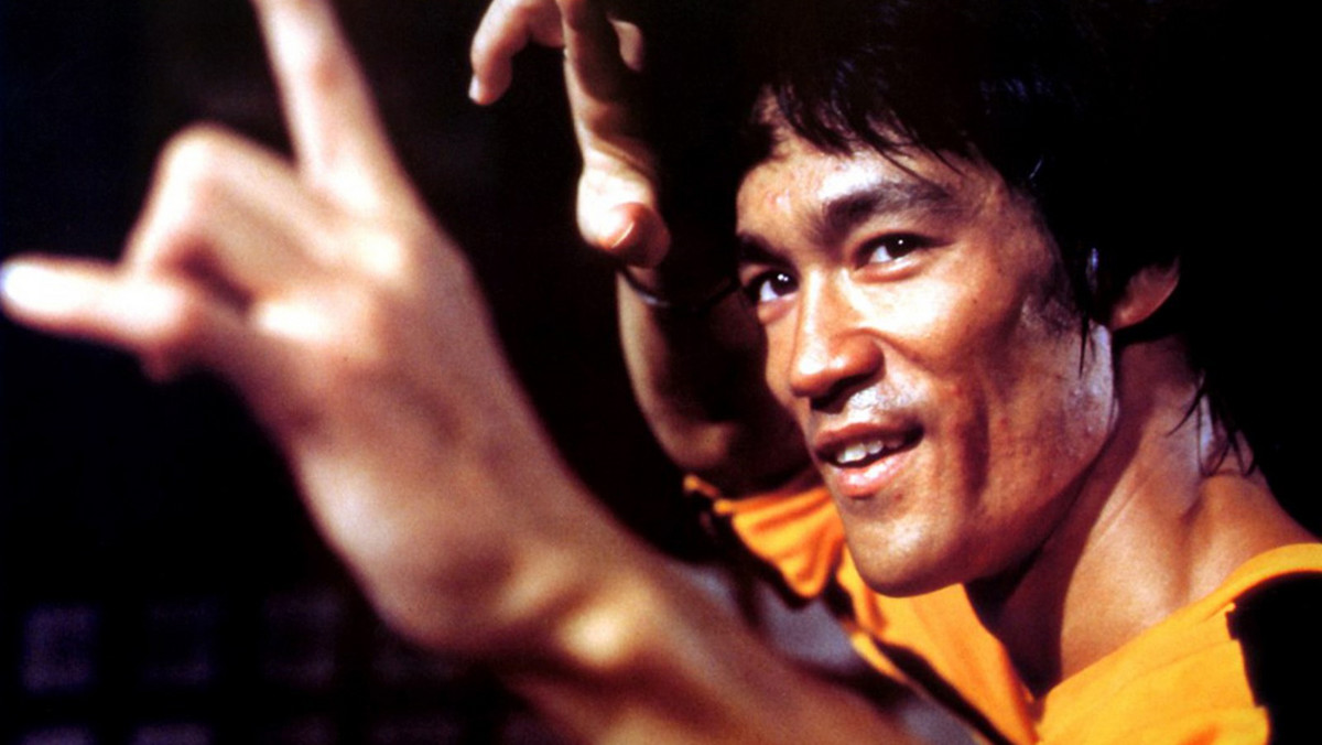 20 lipca 1973 roku, w wieku niespełna 33 lat, Bruce Lee zmarł w niewyjaśnionych do dziś okolicznościach. Pozostawił po sobie tylko kilka filmów, ale do dziś jest ikoną  kina i popkultury.