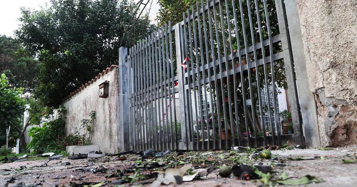Dwa samochody wyleciały w powietrze. Bomba pod domem znanego dziennikarza