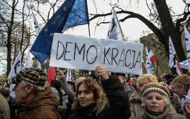 Politycy podzieleni kryzysem w Trybunale. Opozycja zachęca Polaków do wyjścia na ulice