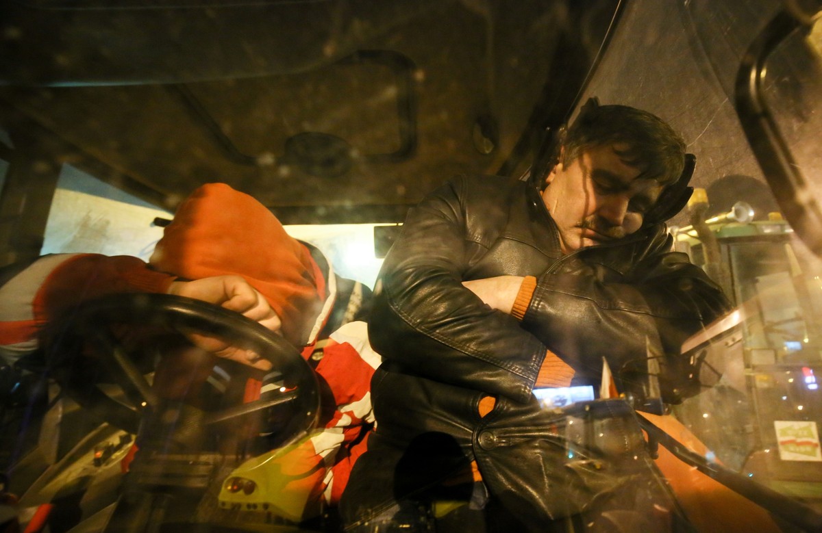 Rolnicy śpią w ciągniku, podczas blokady drogi na wjeździe do Warszawy od strony wschodniej