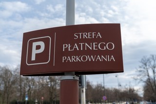 RPO: Kierowca ma prawo wybrać, jak zapłaci za parking – gotówką, czy blikiem