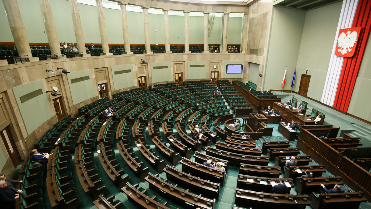 Dziś po godz. 9 Sejm wznowił obrady. W porządku m.in. projekty nowelizacji Kodeksu rodzinnego oraz informacja bieżąca ws. "braku reakcji naczelnych organów państwowych wobec ujawnionych nieprawidłowości przy prywatyzacji CIECH".