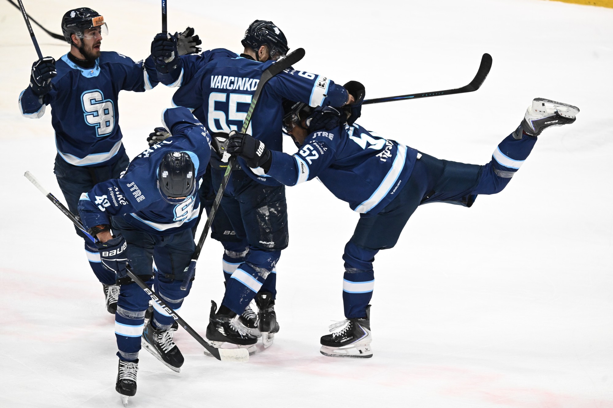 Hokejisti HC Slovan sa radujú z výhry. 