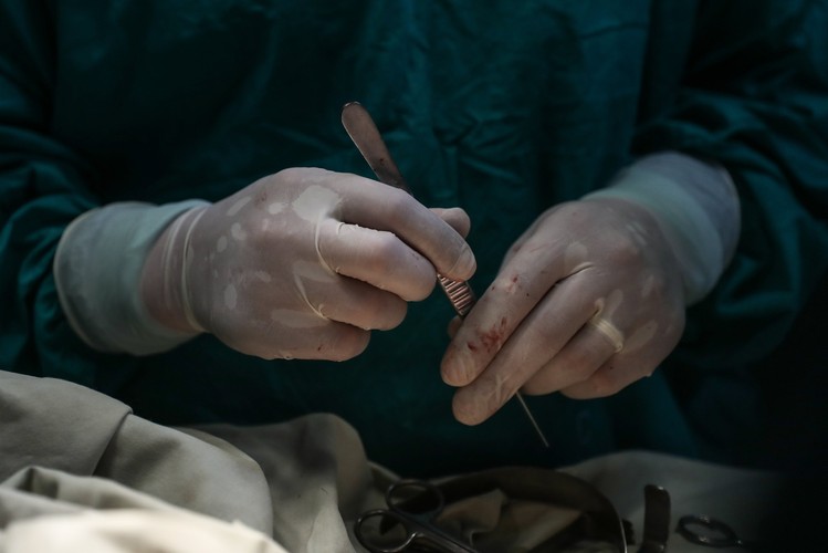 LEKARZE-BOHATEROWIE. OPEROWALI NOWORODKA, KONSULTUJĄC SIĘ PRZEZ INTERNET