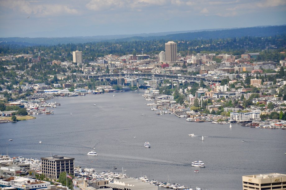 Na tafli jeziora Lake Union lądują hydroplany. Widok z tarasu Space Needle