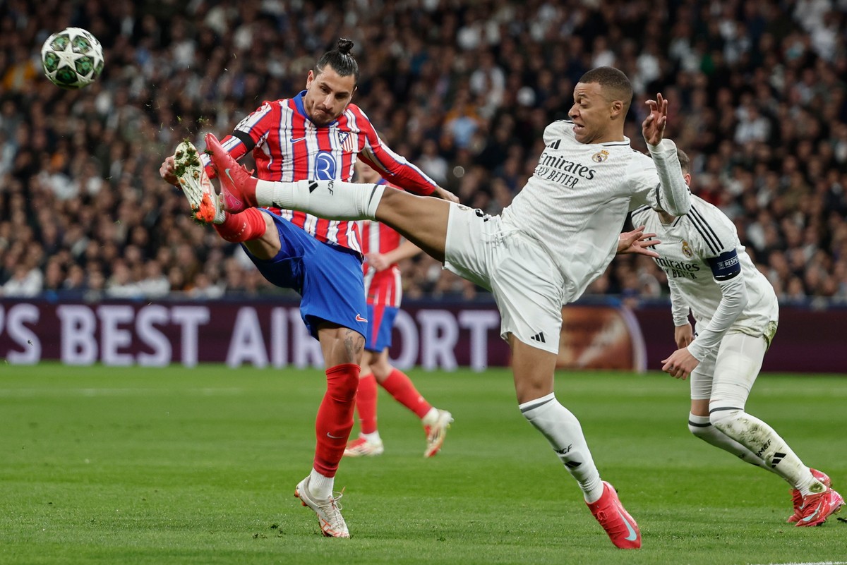 Jose Gimenez (Atletico Madryt) i Kylian Mbappe (Real Madryt)
