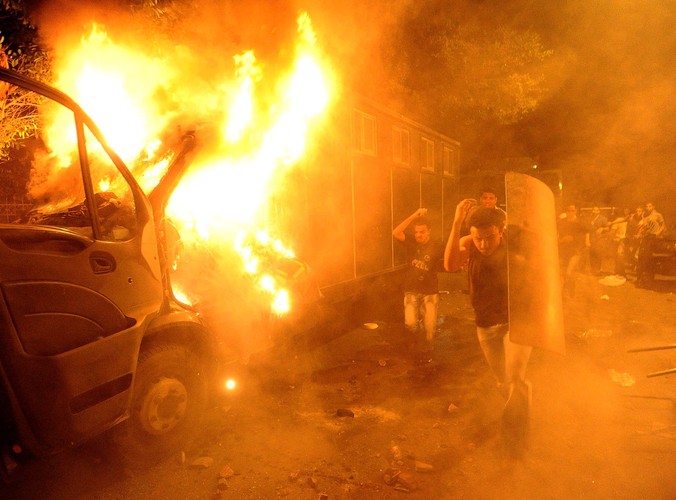 Płonący policyjny radiowóz przed ambasadą Izraela w Kairze