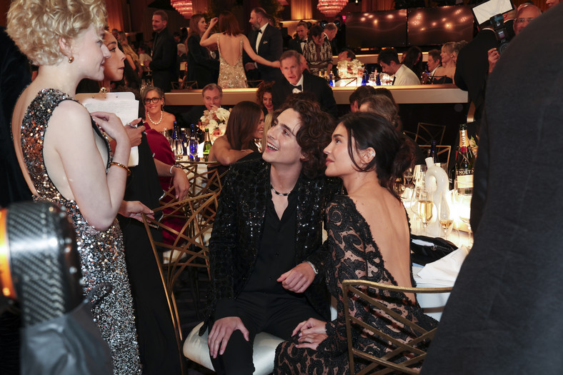 Julia Garner, Timothée Chalamet i Kylie Jenner podczas Złotych Globów