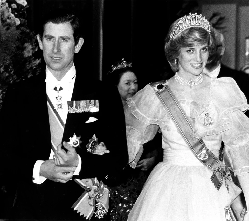 Rok 1992 r. obfitował w jeszcze jedno wydarzenie, które dotyczyło małżeńskich kryzysów w brytyjskiej rodzinie królewskiej. Tego właśnie roku ogłoszono separację księżnej Diany i księcia Karola. Nie stanowiło to wielkiego zaskoczenia, ponieważ nieustannie pojawiały się informacje, że w małżeństwie Królowej Ludzkich Serc działo się źle. Ich ślub w 1981 r. był iście bajkowy, para wyglądała na szczęśliwą, a sakramentalne "TAK" obserwowały miliardy miliony ludzi na całym świecie. Książę Walii przez cały czas trwania małżeństwa był zakochany w innej kobiecie - Camilli Parker Bowles. Z kolei księżna Diana nie radziła sobie z tym nietypowym "trójkątem małżeńskim". Z tego względu wdawała się w romanse, które wyszły na jaw. W 1996 r. małżeństwo Diany i Karola zakończyło się rozwodem, który był najgłośniejszym królewskim rozstaniem we współczesnej historii. 