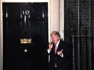 Premier Boris Johnson dziękujący 26 marca na Downing Street pracownikom NHS za ich walkę z koronawirusem