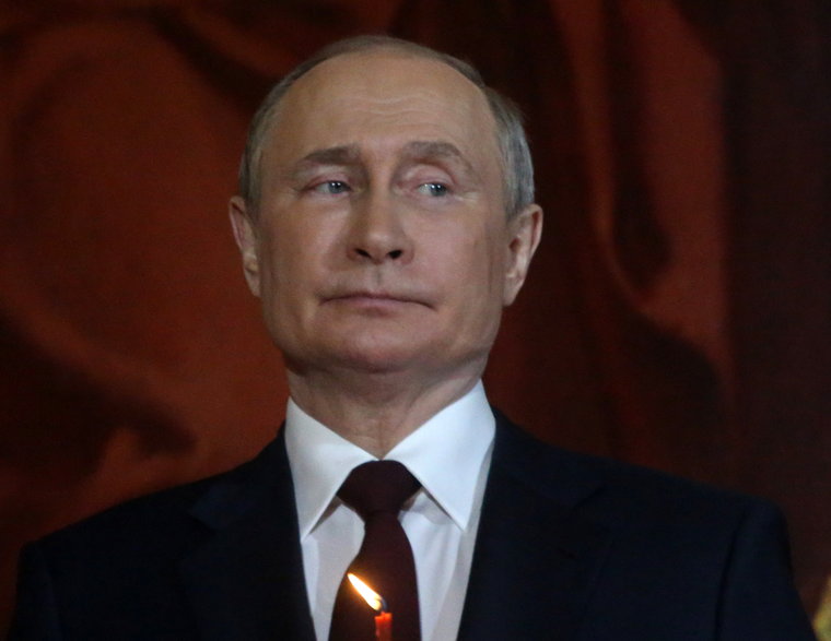 Prezydent Rosji Władimir Putin uczestniczący w prawosławnej mszy wielkanocnej pod przewodnictwem rosyjskiego patriarchy prawosławnego Cyryla, 24 kwietnia 2022 r.