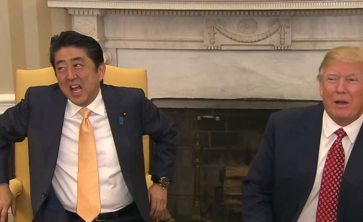 Premier Japonii Shinzo Abe cudem przeżył uścisk dłoni Donalda Trumpa