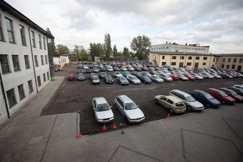 NFZ buduje sobie drogę na parking