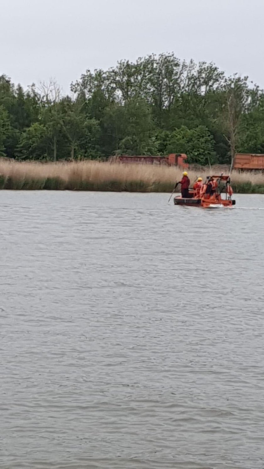 Wyszli ze sklepu i przepadli. Znaleziono podtopioną łódkę