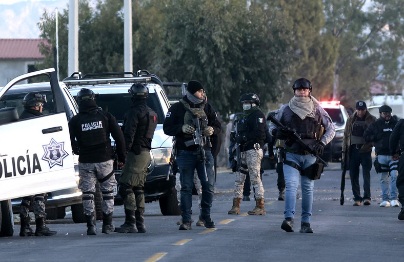 Funkcjonariusze policji ministerialnej i miejskiej strzegą obszaru, na którym doszło do konfrontacji między funkcjonariuszami policji miejskiej Huejucar a uzbrojonymi mężczyznami w Huejucar, stan Jalisco, Meksyk, 8 lutego 2024 r.