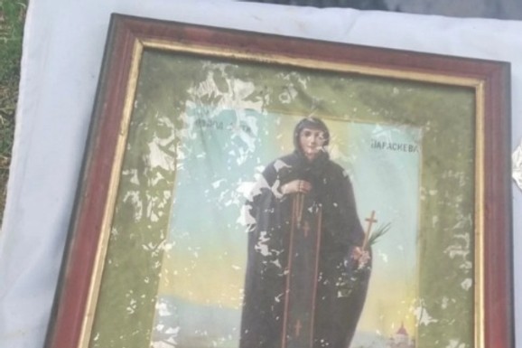 ČUDO! Kuća u Petrovaradinu izgorela od TEMELJA DO KROVA, a vatrogasci izvukli NETAKNUTU ikonu Svete Petke