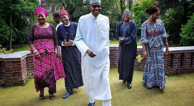 President Buhari meets his media team in London during one of his medical trips abroad (Presidency)