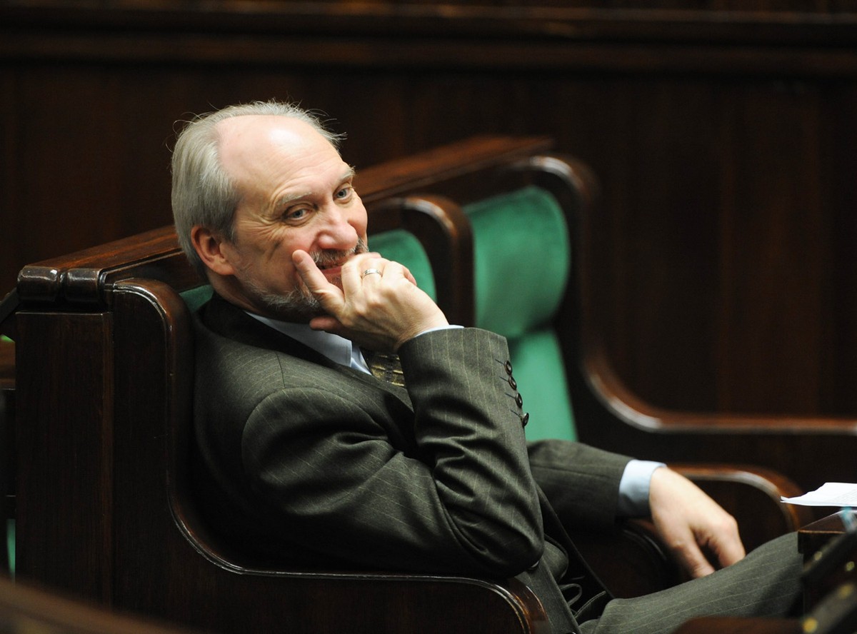 Prokuratura odmówiła Mecierewiczowi