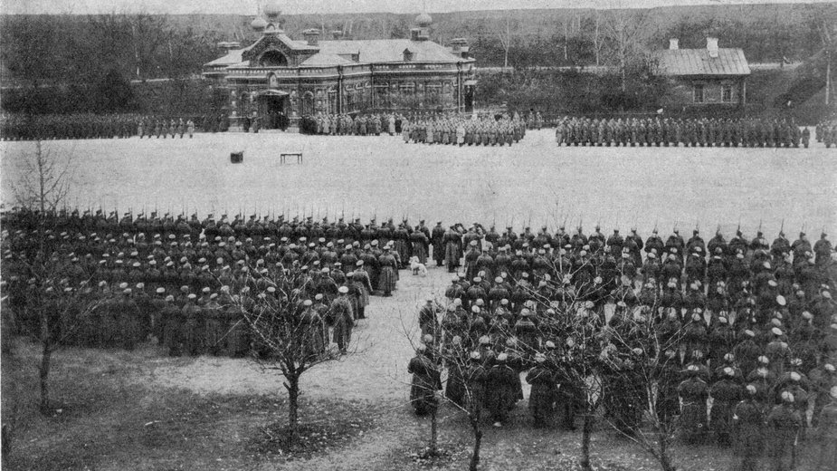 Twierdza Osowiec. Plac Fortu I. Dekoracja żołnierzy armii carskiej z 61 Włodzimierskiego Pułku Piechoty, 24 stycznia 1915 r.