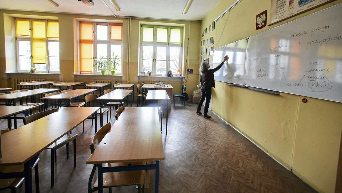 Społeczny komitet "Wspieram nauczycieli" zebrał ponad 8,5 mln złotych. Jego członkowie podzielą pieniądze pomiędzy najbardziej potrzebujących pedagogów, którzy nie dostali pełnego wynagrodzenia z powodu kwietniowego strajku. Komitet wypłaci im po 500 złotych brutto. 