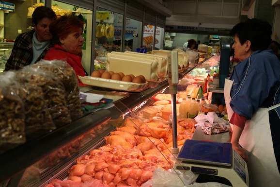 Cene jagnjetine niža nego za Božić, svinjski but bez kosti i do 500 dinara: Aktuelni cenovnik svih vrsta mesa pred Vaskrs nosi velike razlike