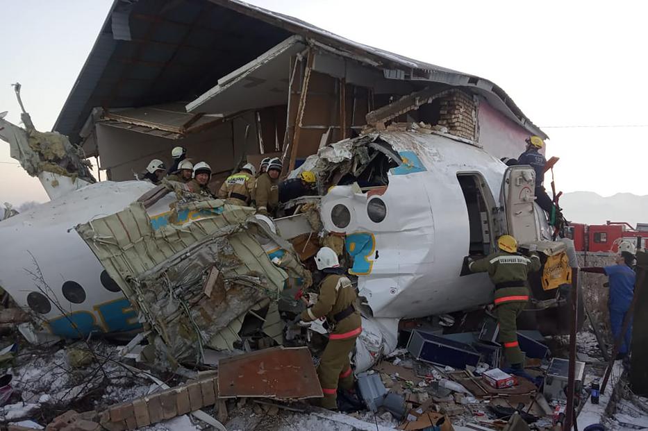 A repülő kettészakadt és szétroncsolódott a becsapódás után / Fotó: Profimedia 